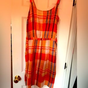 Old navy dress. Purchase a few years ago, but never worn.
